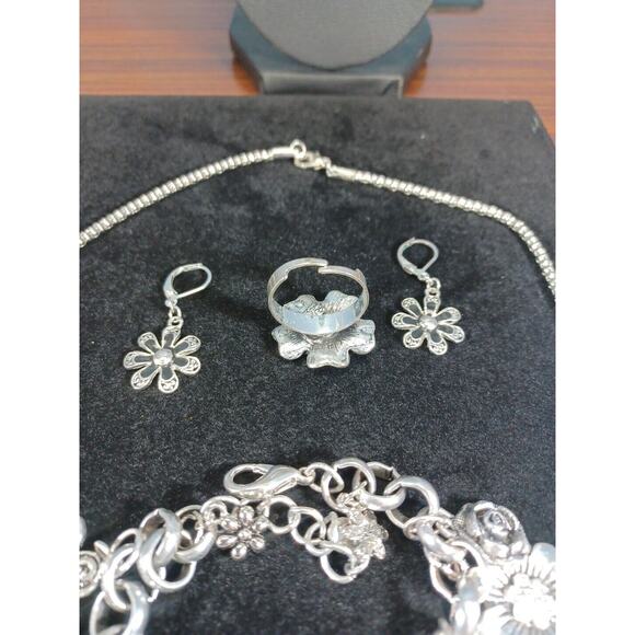 Flower Rhinestone Necklace Bracelet Earrings Ring Pendant Silvertone & Black Set - Picture 6 of 7